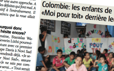 Les enfants de la Fondation derrière leur parrain