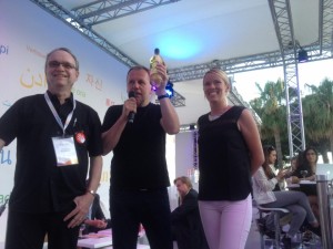 Christian Michellod, Gérard-Philippe Mabillard et Laura Chaplin, une des marraines, lundi lors de la présentation de la fondation Moi pour Toit à Cannes. 