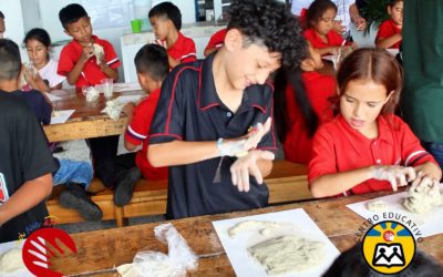 Les enfants du Centre Éducatif s’initient à la terre glaise